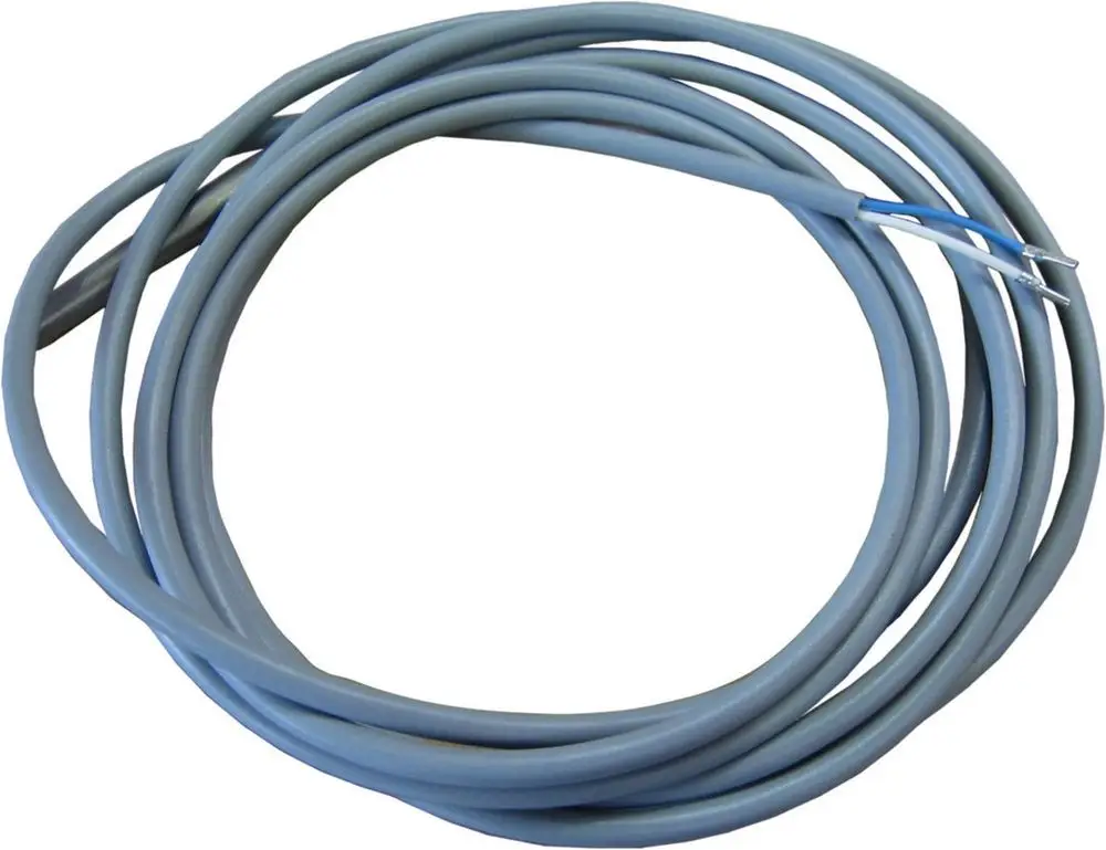 Blaues Kabel, zusammengewickelt, mit freiliegenden Drähten an einem Ende. Eignet sich für elektrische Anwendungen, möglicherweise von der Marke Bosch.